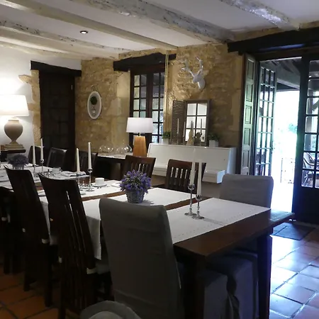 Le Noyer Bed and Breakfast 4*