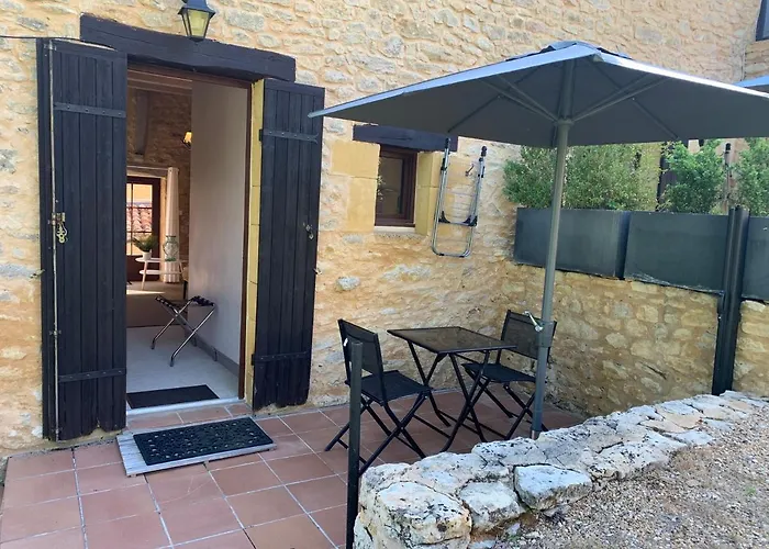 Le Noyer Bed & Breakfast 4*